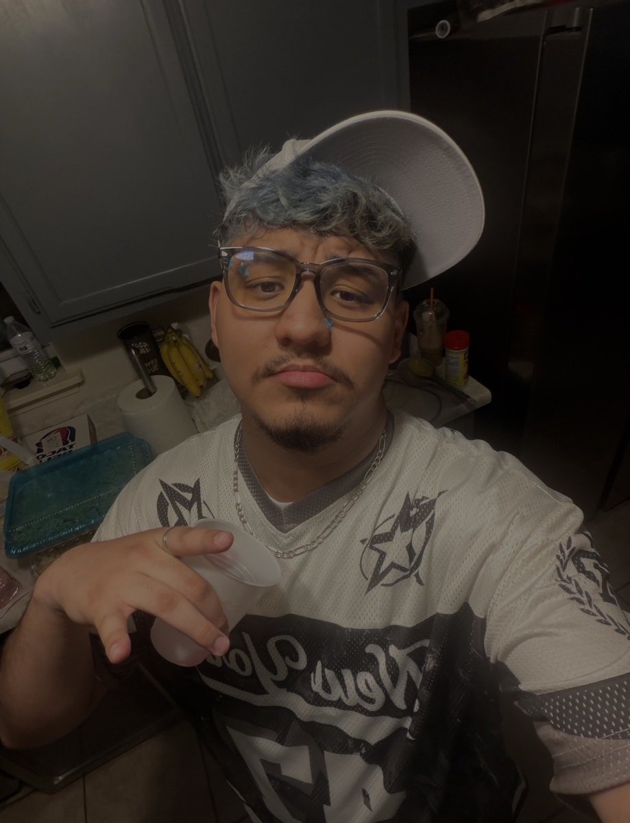 n0irpapi's tweet photo. throwback to when i threw a dress as a celebrity party and i tried to go as billie 🤒 https://t.co/GpQBJKdUHZ