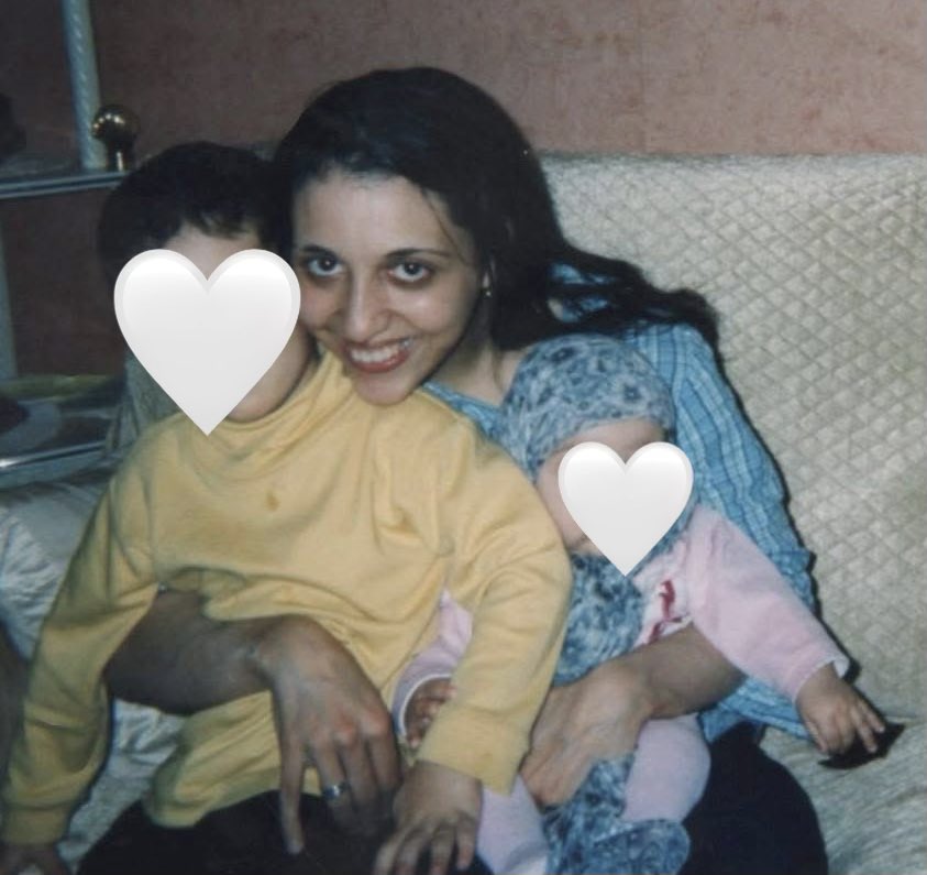 HendaAyari5's tweet photo. Cette photo date d’une époque où j’étais une jeune maman, mariée à un salafiste.

À cette époque, même prendre des photos était interdit. Pourtant, lorsqu’il sortait, j’en prenais parfois en cachette. Je voulais garder les souvenirs de mes enfants, même s’il me menaçait de l’enfer, à cause de cette interdiction absurde. C’était déjà mon petit côté rebelle, une petite désobéissance, presque insignifiante, mais qui disait peut-être qu’au fond de moi, quelque chose résistait encore.

Ma fille était encore bébé et elle portait déjà son petit voile. À l’époque, j’étais fière de le lui mettre sur la tête. Je pensais sincèrement faire ce qu’il y avait de mieux pour elle. Je pensais la protéger, lui transmettre de bonnes valeurs, être une bonne mère. J’avais tort.

J’étais encore enfermée dans l’embrigadement, incapable de voir ce que je vois aujourd’hui. Il m’a fallu du temps, beaucoup de temps, pour ouvrir les yeux, déconstruire tout ce qu’on m’avait appris et comprendre que ce que je prenais pour une protection était en réalité une prison que je risquais de transmettre à mes propres enfants.

Cette photo me bouleverse aujourd’hui parce qu’elle me rappelle la femme que j’étais, mais aussi tout le chemin parcouru.

Un jour, j’ai compris que je ne voulais pas transmettre mes chaînes à mes enfants. Il fallait que je trouve la force de me libérer pour leur offrir autre chose.

Je me suis libérée pour les sauver, pour leur offrir un avenir meilleur que le mien et une vie de liberté. Et en voulant les sauver, j’ai aussi sauvé ma propre vie. 🕊️🤍