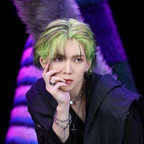 andfuckkq's tweet photo. no one embodies the color green like yeosang does https://t.co/iKhdLt1nYY
