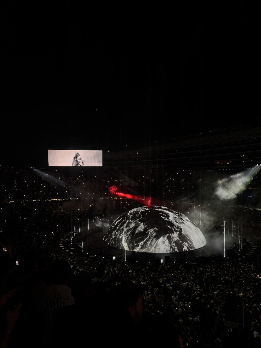 Ayeezy11_'s tweet photo. A night to remember!! 

YE x CHICAGO https://t.co/wJ34gfz5Cv