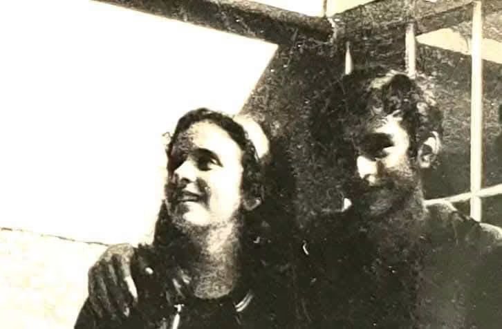robertotaboada5's tweet photo. #olvidaresimposible
49 años que desapareció! El 5 de septiembre de 1977 tenia 20 años!!
Fue desaparecida junto con su esposo Daniel Gluj. Les decían :"Micky y Boca"  y eran artesanos. Que ponian su puesto de animalitos y juguetes de madera. Ella era enfermera.
Militante dela  UES Memoria De Los Pibes De La Union De Estudiantes Secundarios (UES)   en la Escuela Normal Nº 6, “Vicente López y Planes” de Capital Federal. Tenía un puesto de artesanías en la feria del barrio de Barracas los fines de semana, conjuntamente con su marido Daniel Gluj (Ver su registro, con él está en esta foto). Allí confeccionaban y ofrecían en venta unos hermosos animalitos en madera y alambre. Era una compañera que se caracterizaba por la ternura y buena onda que ponía a cada una de sus acciones. Ambos fueron secuestrados-desaparecidos en Martínez, provincia de Buenos Aires un 5 de septiembre de 1977.
Aquí hoy MONICA GRACIELA SOCOLSKY, PRESENTE!!!!