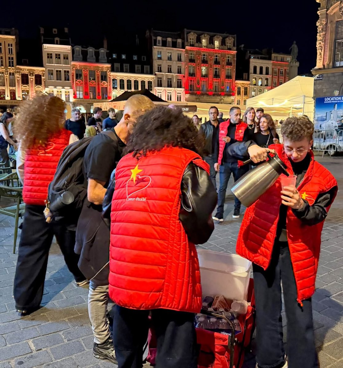 BouananiKalid's tweet photo. 🏠 Ne pas avoir de toit ne signifie pas ne plus avoir de dignité.

Nos maraudes, ce sont des repas, du café, mais surtout des rencontres et de l’humanité. 

❤️ Cœur Étoilé 🌟
👉 https://t.co/G1MCJpRV3z

#SDF #Lille #Maraude #Solidarité https://t.co/9HbvZKpQaQ