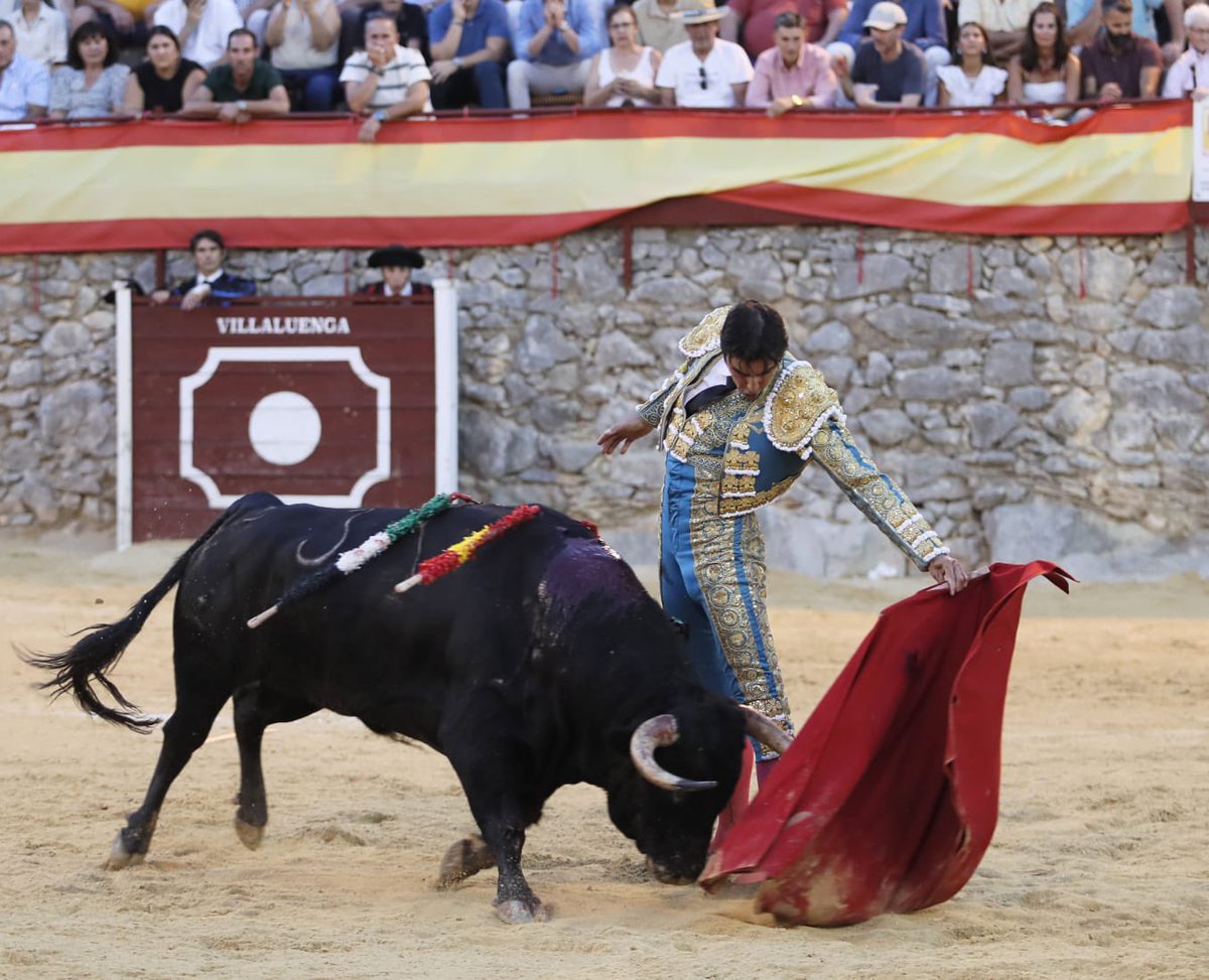 InfoMAPerera's tweet photo. DOS OREJAS y RABO en el quinto toro de la tarde premiado con la vuelta al ruedo. 

Una tarde extraordinaria en Villaluenga del Rosario 🦾

#perera #pasión https://t.co/KUJ4IyYdPG