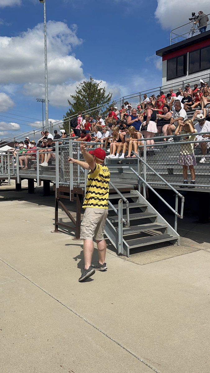 JunctionFCIL's tweet photo. We out here 🚂

LET’S GOOOOOO BIRDS!

Supporting OG JFC ladies @sosdadek, @sammicenek and the @Redbird_Soccer against @MastodonWSoccer !!! https://t.co/aXvv0MgwQs