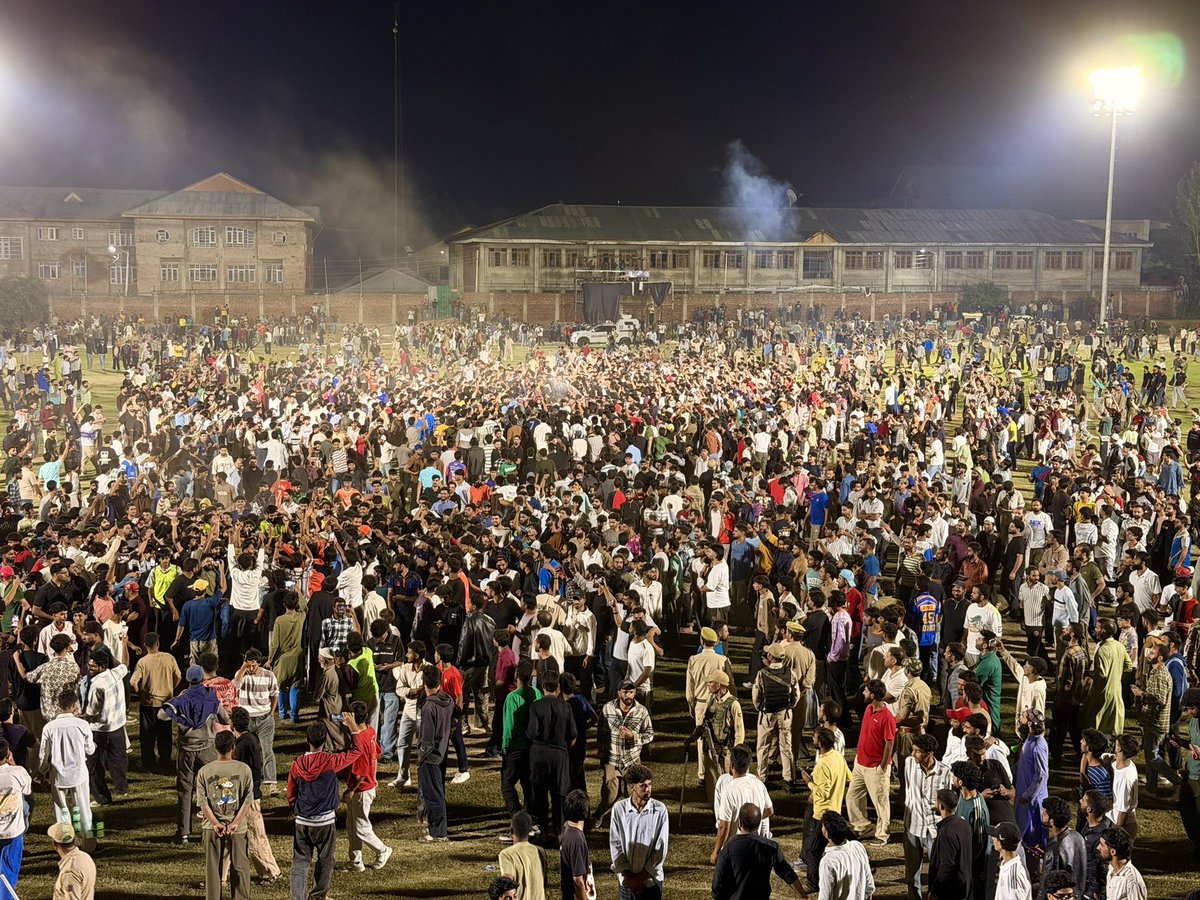 PulwamaOnside's tweet photo. One ground. One game. Thousands of emotions. #royalpremierleague #pulwama https://t.co/2X0jssWjWF