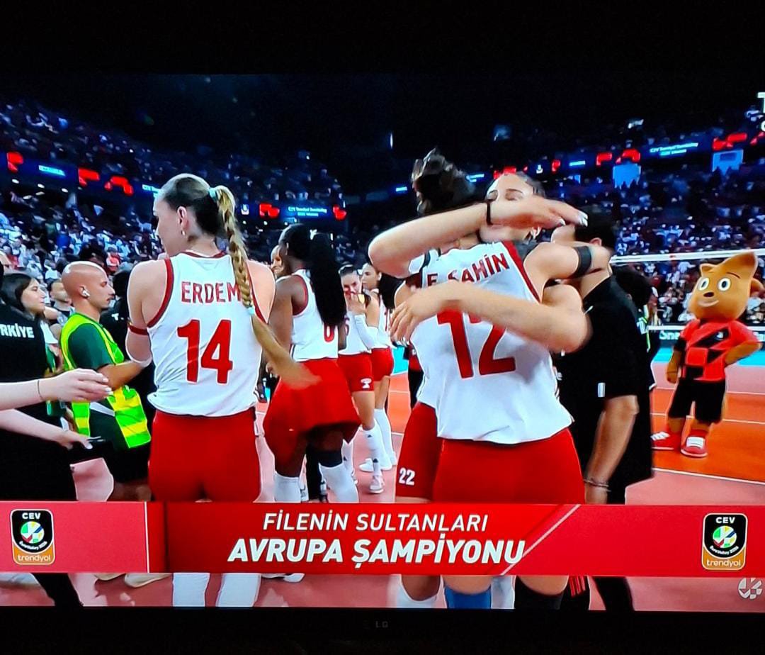 sbahattin's tweet photo. Şampiyon Filenin Sultanları... Teşekkürler sağ olun Kızlar...
ŞAMPİYON TÜRKİYE. https://t.co/UJmubNSvIU