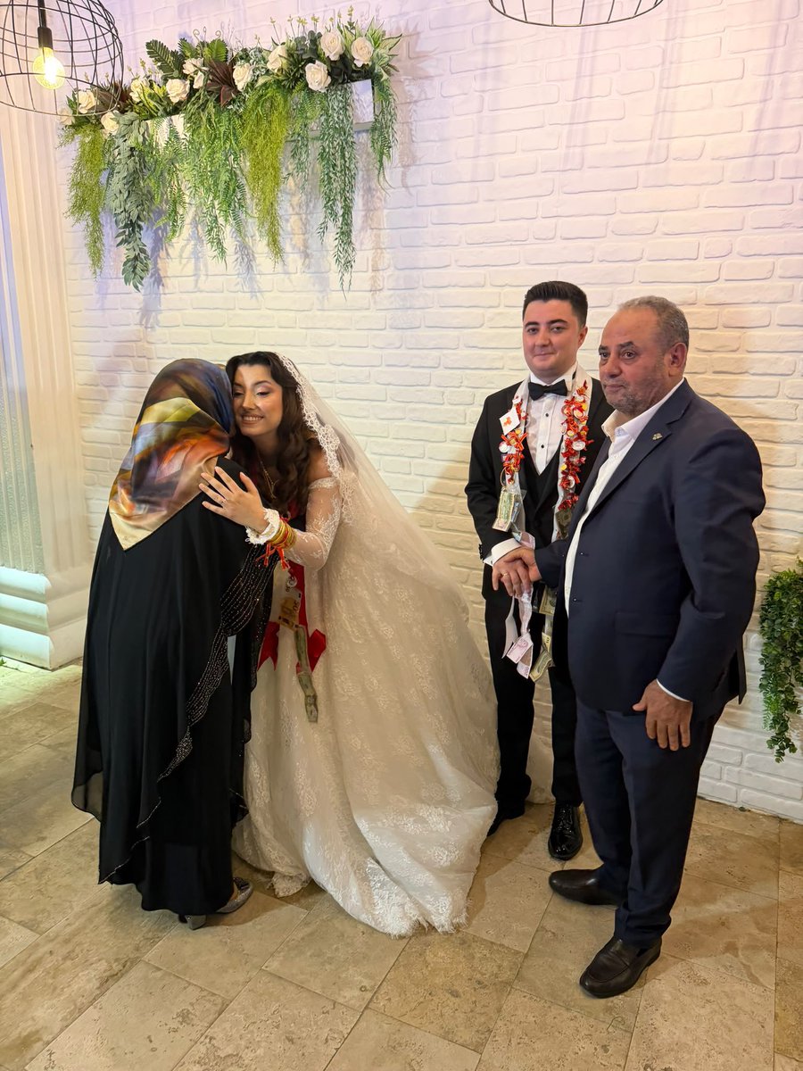 Yunus_Degirmenc's tweet photo. Kıymetli dostum İbrahim Yalçın kardeşimin evladı Buse ile Furkan oğlumuzun hayatlarını birleştirdikleri Bursa’daki düğün merasimlerine Bursa Şube Başkanımız Mustafa Çölcü ile birlikte katılarak bu güzel günlerinde mutluluklarına ortak olduk.
Yalçın ve Tilki ailelerini gönülden tebrik ederek, genç çiftimize bir ömür boyu mutluluklar diledik.
Rabbim Buse ve Furkan evlatlarımızın kurdukları yuvayı sevgi, huzur, bereket ve muhabbetle daim eylesin, kendilerine iki cihan saadeti nasip etsin.