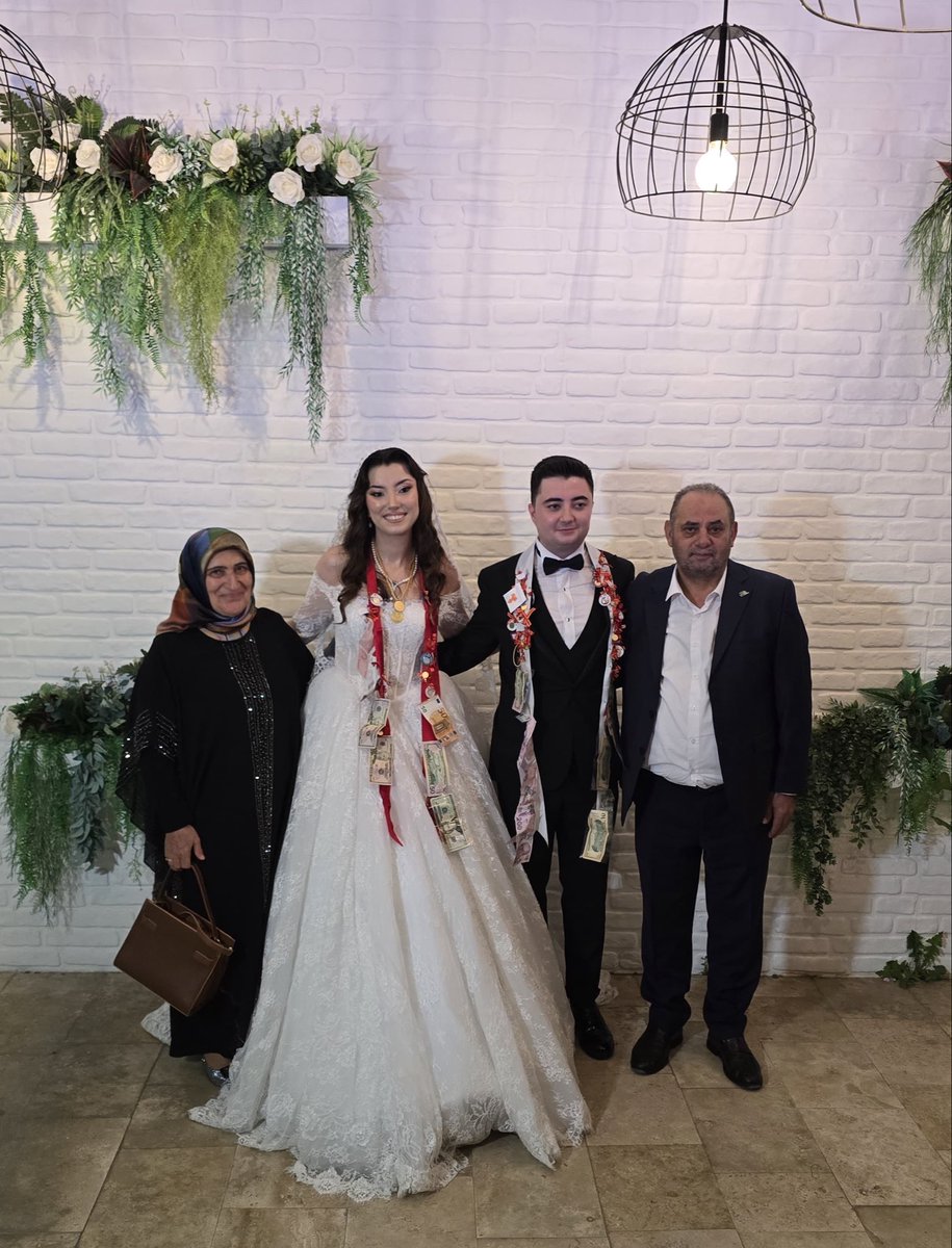 Yunus_Degirmenc's tweet photo. Kıymetli dostum İbrahim Yalçın kardeşimin evladı Buse ile Furkan oğlumuzun hayatlarını birleştirdikleri Bursa’daki düğün merasimlerine Bursa Şube Başkanımız Mustafa Çölcü ile birlikte katılarak bu güzel günlerinde mutluluklarına ortak olduk.
Yalçın ve Tilki ailelerini gönülden tebrik ederek, genç çiftimize bir ömür boyu mutluluklar diledik.
Rabbim Buse ve Furkan evlatlarımızın kurdukları yuvayı sevgi, huzur, bereket ve muhabbetle daim eylesin, kendilerine iki cihan saadeti nasip etsin.