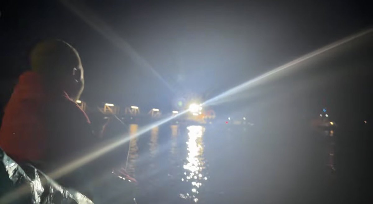 shaynewiskin's tweet photo. WE HAVE RIOT POLICE PUSHING LOCAL RESIDENTS WHO ARE FURIOUS THAT THERE IS ILLEGAL INVADING MEN LANDING ON THERE FUCKING BEACH. 

@ukhomeoffice YOU PEOPLE ARE FUCKING CRIMINALS. 

WE NOW HAVE ENGLISH DADS RISKING THERE LIFE GETTING IN THE WATER TO STOP THE BOATS THEMSELVES. https://t.co/wZV3vtc4Hw