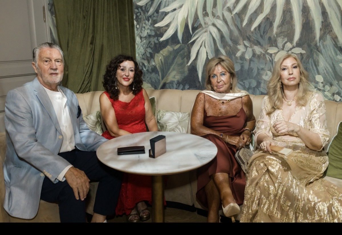 Rocio_MarOrt's tweet photo. Ayer tuve el placer de compartir una noche muy especial en la Gala Benéfica “La Dolce Vita” del Rotary Club Marbella Cosmopolitan. ✨

Una velada llena de solidaridad y compromiso, junto a Yudith Agüero Ruiz, Saeko Hamada, Marta López y Tiffany Allen, y con Don Dimas Rizzo Escalante, presidente del Rotary Club de Sevilla, quien me contó de primera mano la gran labor  nacional e internacional que realizan los Rotary Clubs.

Una labor admirable que llega a lugares como Venezuela, Nepal y muchas otras partes del mundo. 🌍

En la gala de ayer, además, se apoyaron causas tan importantes como El Principito, Despertar Sin Violencia, Cudeca , asociaciones que trabajan para ayudar a quienes más lo necesitan en Marbella y Málaga.

Gracias por una noche tan especial y por demostrar que juntos podemos hacer la diferencia. ✨