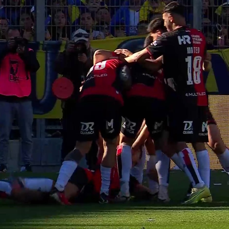 TyCSports's tweet photo. ¡EMPATÓ NEWELL'S!

Sobre el final del partido, Cóccaro puso el 1-1 ante Central en el clásico. #TorneoClausura https://t.co/SClsiBxomL