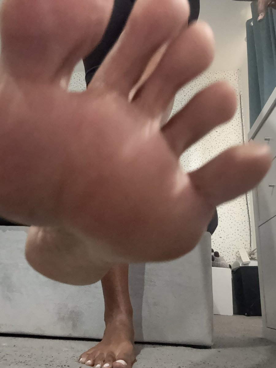 VelvetG9436's tweet photo. Spreading these piggy’s #feetfetısh #paypig #feetworshi̇p https://t.co/1wG9TJPohQ