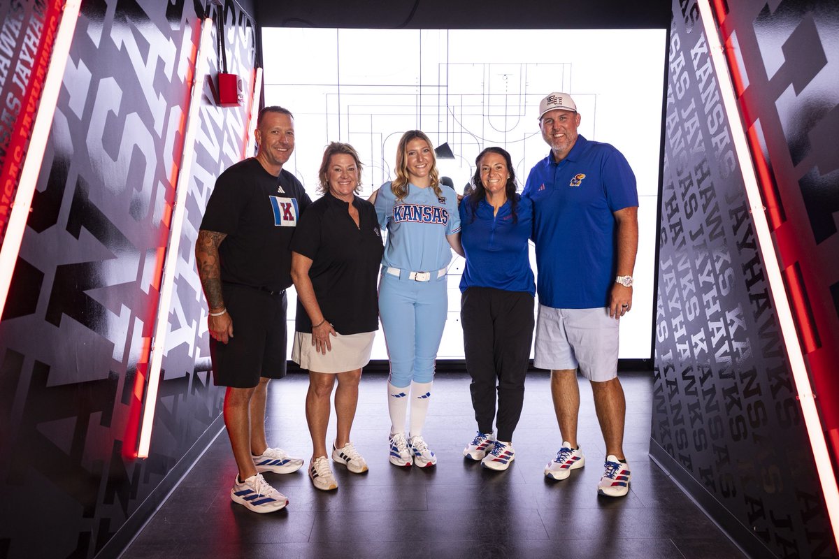 BigMack2028's tweet photo. 💙❤️ ROCK CHALK BABY!!!💙❤️
#committed 

@CoachMcFalls @LauraHeberling @CoachJayGwyn @JackNLucysDad @KUSoftball @UnityCoachJosh @rockello24 @cam_byars @coach_ruechel @jamesyoungbsf @UnityJohnsonVB @AnthonyBocchin4 @AshVanBoxmeer4 @remeny17perez @StagSoftball 
@D1Softball @drake_deangelo 
@VAUnitySB @BradyVernon @SoftbalAmerica @CoachJenMac @notarabledays @Rule42sports @DiamondAddicts @ExtraInningSB @LineDsoftball @THEWOWSB @PrepSoftball @TrueRecruitsSB
