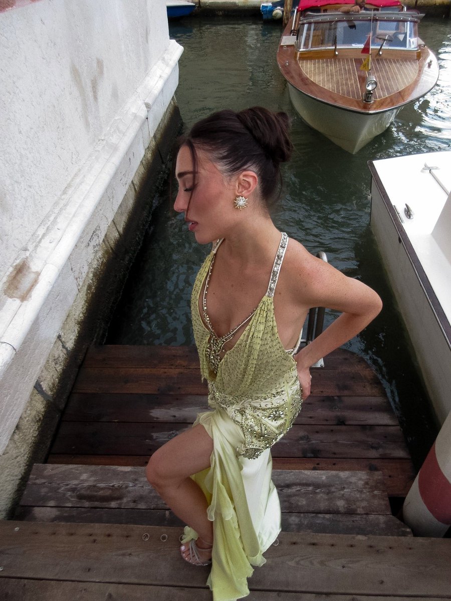 halluciting's tweet photo. amei TANTO esse serve da elisa zarzur em veneza mds ela usando um archival versace ss06 ✮ https://t.co/TCylfrpbWc