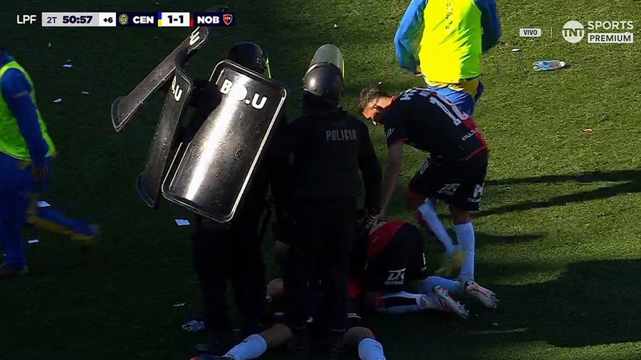 Joaconel's tweet photo. Meter un gol en un clásico y que el festejo de gol sea con la policía cubriéndote es increíble https://t.co/qryNCgeoQq