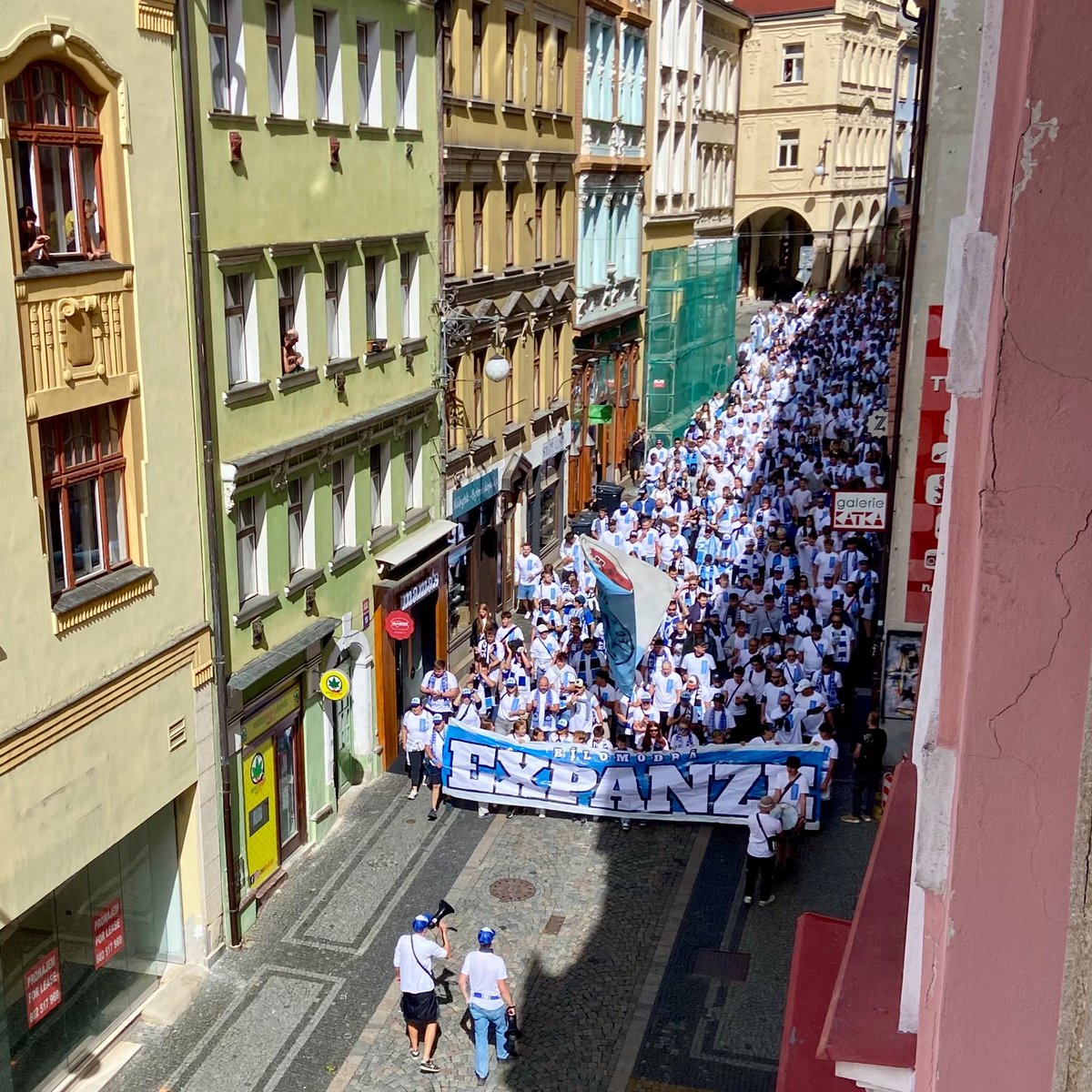 SuprasUnisono's tweet photo. Slovaňáci díky!
💙 za pochod
🤍 za support
💙 za pomoc s plachtou
🤍 za tribunu, i když to nemuselo být pohodlné!
#vitezderbyslovanliberec https://t.co/CLXyxhS5TF