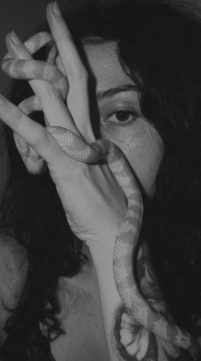 OnlyEmilyyX's tweet photo. My favorite pic of me and my snake Gary😫💜 https://t.co/x5vHPkojal