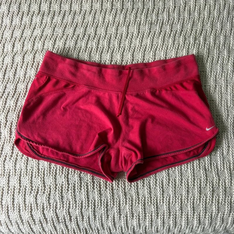 vntdbops's tweet photo. red low rise nike shorts

aunnac https://t.co/m9CIJk2boE