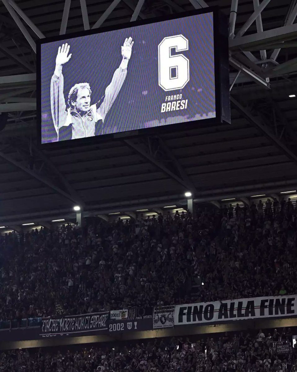 La_Bianconera's tweet photo. Il ricordo di #CurvaSud e #Stadium per Franco #Baresi. Sullo striscione è menzionata la data in cui il Capitano rossonero pose 39 rose sotto il settore Z dell'#Heysel prima di Malines-Milan, contro il parere di Uefa e autorità belghe.
Per sempre grazie Franco! 🙏💔 #JuveMilan https://t.co/e2g7wsYJ7P