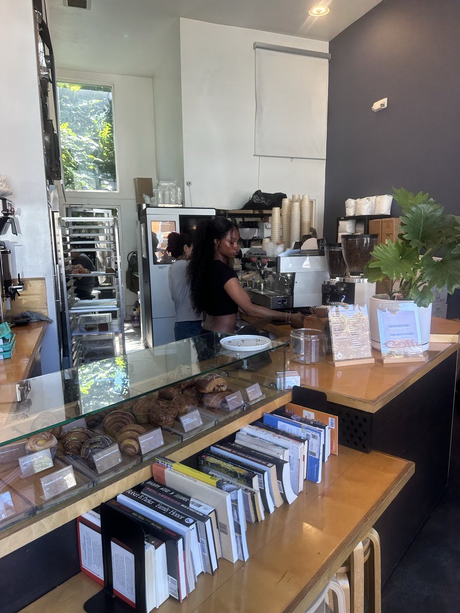 tbatsenko's tweet photo. 3h full focus morning work on Sunday and then romanticising my SF neighbourhood 💜

Turns out moving to SF really does change your life https://t.co/oSNGGklFDF