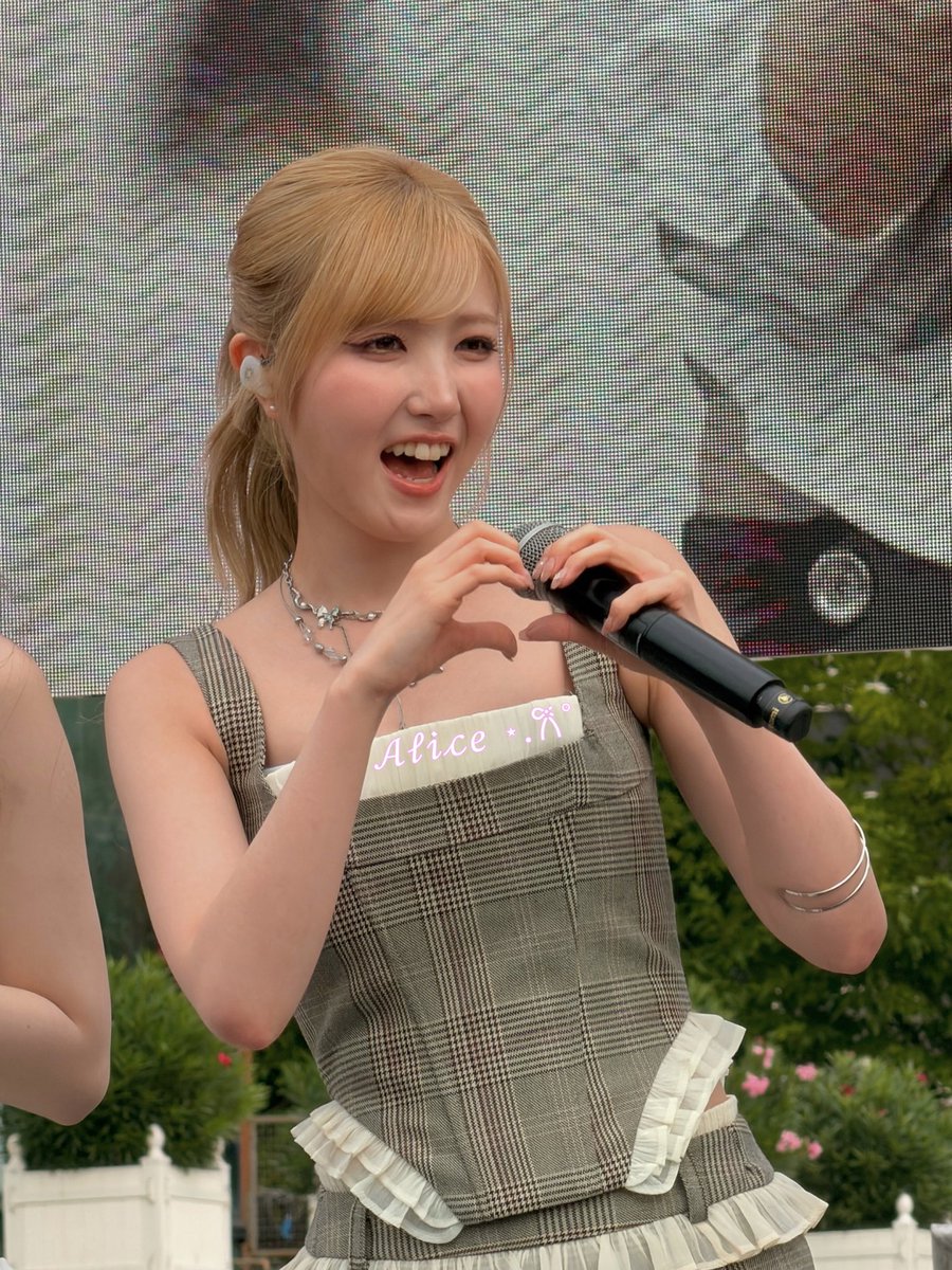 uxpma's tweet photo. 260906 K-Street festival 🇫🇷

#SAYMYNAME #세이마이네임 #히토미 #HITOMI https://t.co/d5vnM79tie