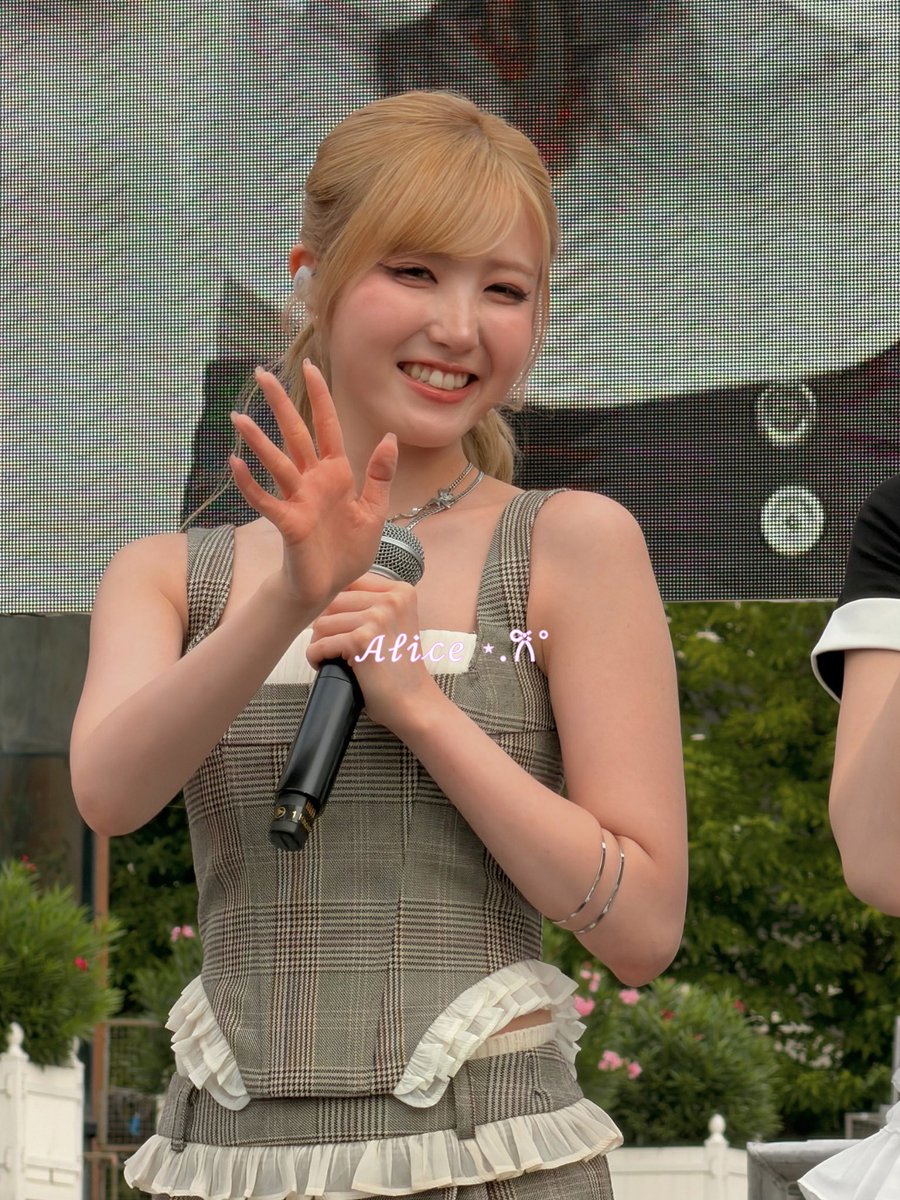 uxpma's tweet photo. 260906 K-Street festival 🇫🇷

#SAYMYNAME #세이마이네임 #히토미 #HITOMI https://t.co/d5vnM79tie