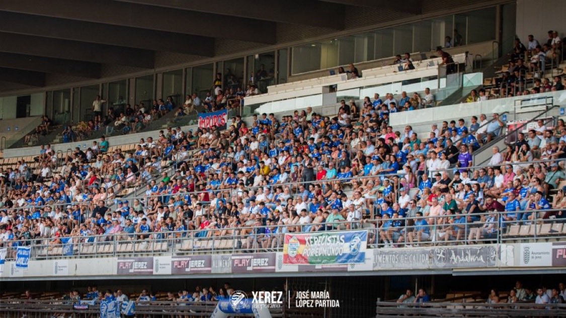 GradaBpro's tweet photo. 👏🏼 4.077 espectadores en Chapín para ver el @XerezDFC vs @RCPortuense1928 

Hablamos de la 5ª división.

Cayeron, pero su gente no les abandona. https://t.co/512HQQ5uoO