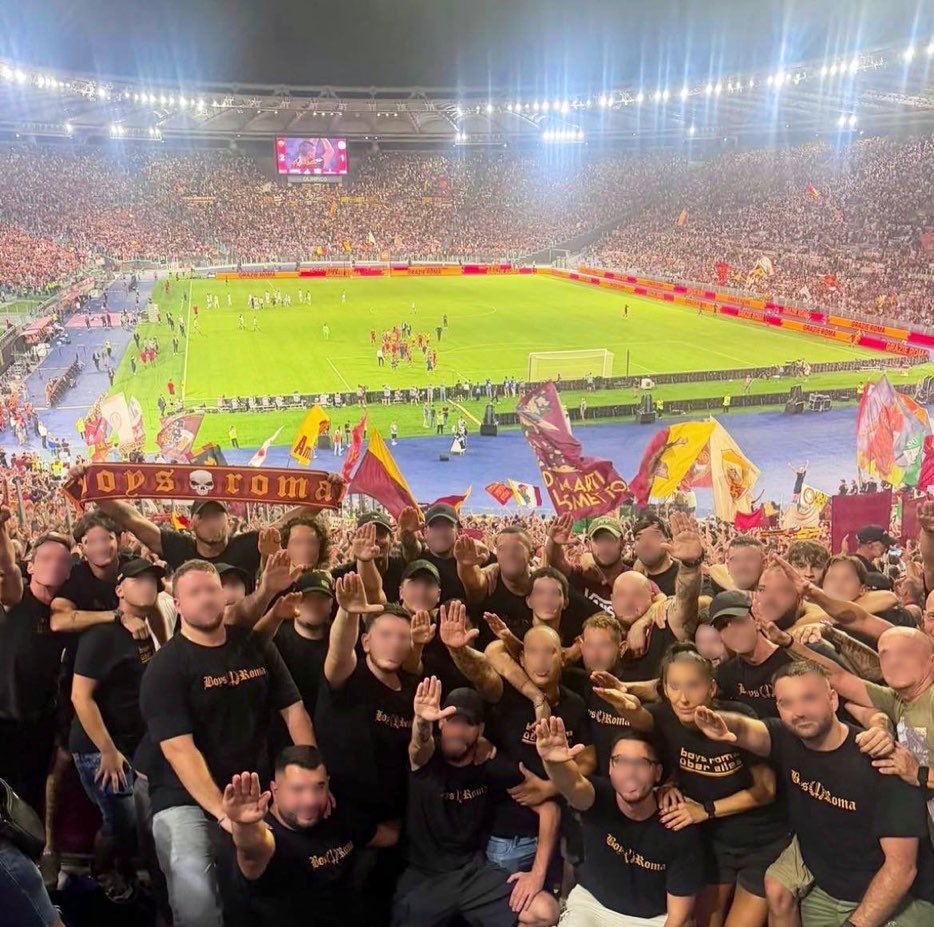 ultras_antifaa's tweet photo. In the photo, members of the Roma Ultras are giving nazi salutes.

You can still see many pages describing the Lazio–Roma ultras rivalry simply as “right-wing–left-wing.”

For many years, Roma Ultras have had a fan culture with neo-fascist groups that are just as strong as those among Lazio Ultras. In recent matches between the two teams, the groups have even displayed banners accusing each other of being “anti-fascist” by referencing communist figures from their respective histories.

In short, the story of “right-wing Lazio – left-wing Roma” is made up and has nothing to do with reality.