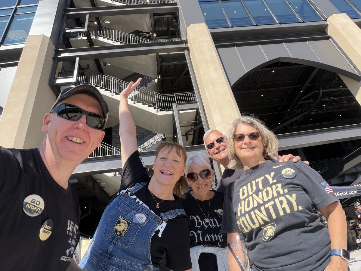MikeGriff76's tweet photo. Thank you @USAA for all you’re doing to preserve Michie Stadium and bolster Army West Point Athletics and our hardworking student athletes!  🇺🇸🏴‍☠️🖤🩶💛

@GoArmyWestPoint @ArmyWP_Football @TT_Army_AD @WestPoint_USMA https://t.co/LE1flNBOps