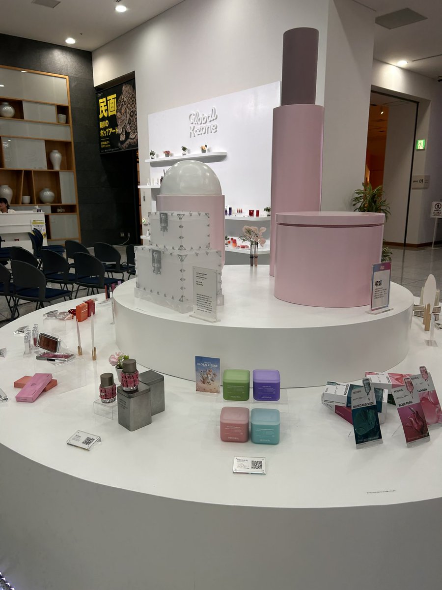 a47139010's tweet photo. 話題の韓国コスメが沢山展示されていて試すこともできました♪
明洞、聖水などエリアごとに分かれていて見やすかった！
#GLOBALKZONE #東京韓国文化院 
@kccjp https://t.co/noKM602BLO