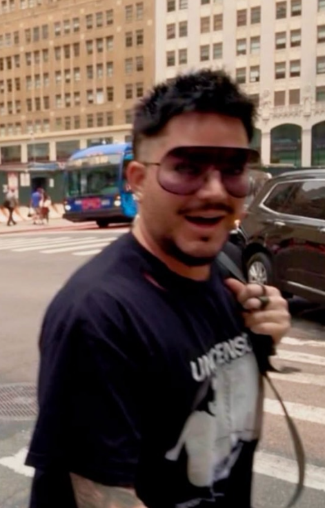 4Gelly's tweet photo. Adam today.
" Bumping into Adam Lambert in these mean streets of New York City! 😂🗽 I love me some Adam. He’s always so kind, cool, and gracious with his fans. Such a fun NYC moment! ❤️" 
via confesor.rosa.15 https://t.co/CGs2f0CPWn
