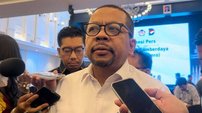 LambeSahamjja's tweet photo. qodari bilang prabowo layak di sebut bapak transformasi bangsa:
- katanya prabowo mau indonesia naik kelas 
- dari negara berkembang jadi negara maju
- targetnya pendapatan per orang naik dari 3.000 dolar 
- ke 20.000 dolar
- mau indonesia mandiri pangan dan mandiri energi
- caranya lewat biosolar b50 dan pembangkit listrik tenaga surya 100 gw
- mau menutup kebocoran hasil ekspor sumber daya alam
- prabowo kutip data pbb, kebocorannya bisa sampai rp 500 triliun setahun