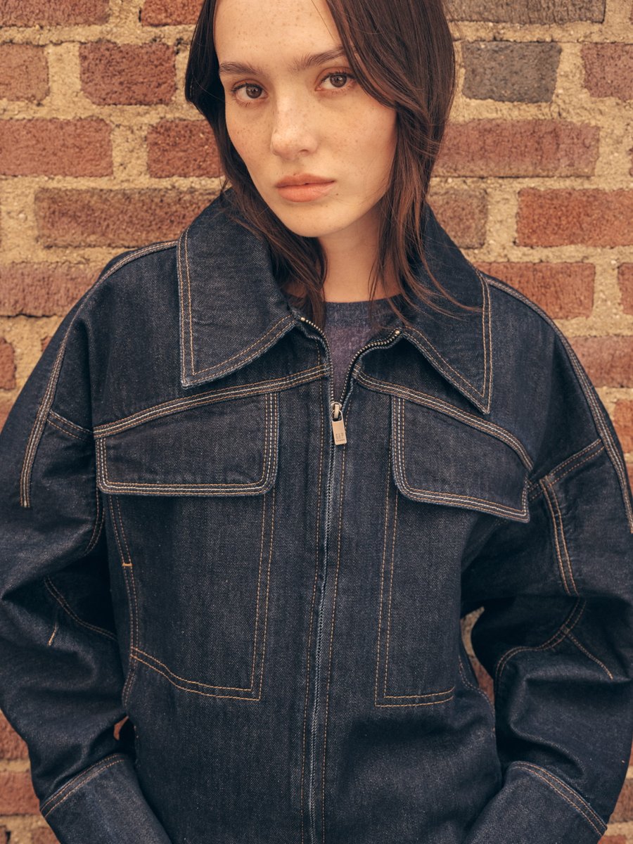 Gap_JP's tweet photo. ダークウォッシュデニム。Gap史上最もヘビーウェイトなコットンTシャツ。​
ワークウェアのエッセンスを、モダンに再解釈。​
この秋のワードローブを彩る新たな定番に。​

詳しくはこちら：
https://t.co/CnQg3cSMbw https://t.co/YfM4FT63Y1