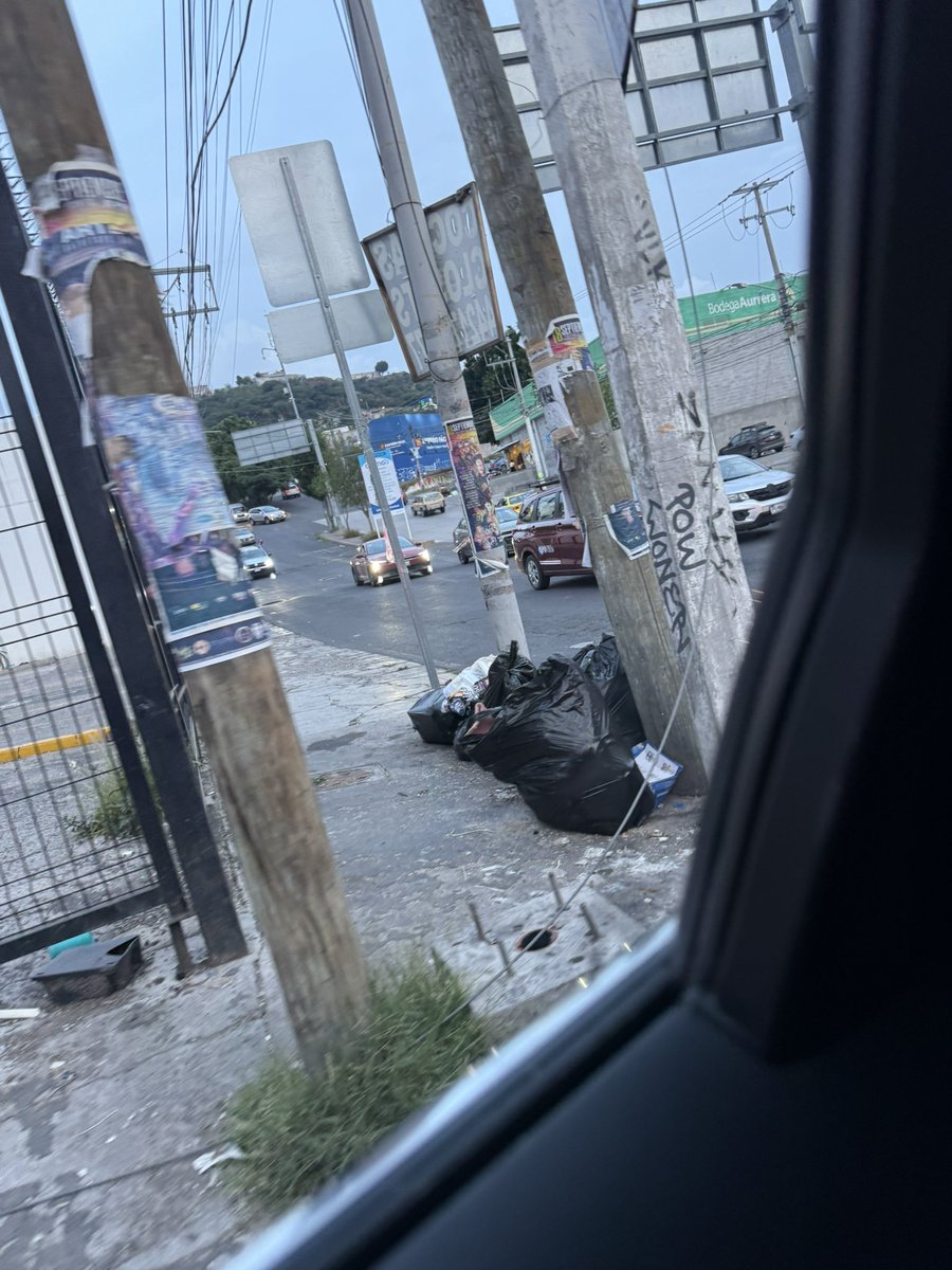 naihelly17's tweet photo. @qromunicipio @ADNQro @FeliFerMacias @quadratin_q @makugo 
Av Belén y portal de Samaniego nuevamente domingo por la tarde noche y ya hay basura 🗑️ el camión 🚛 pasa hasta el lunes por la noche https://t.co/IMCyDGFPw9