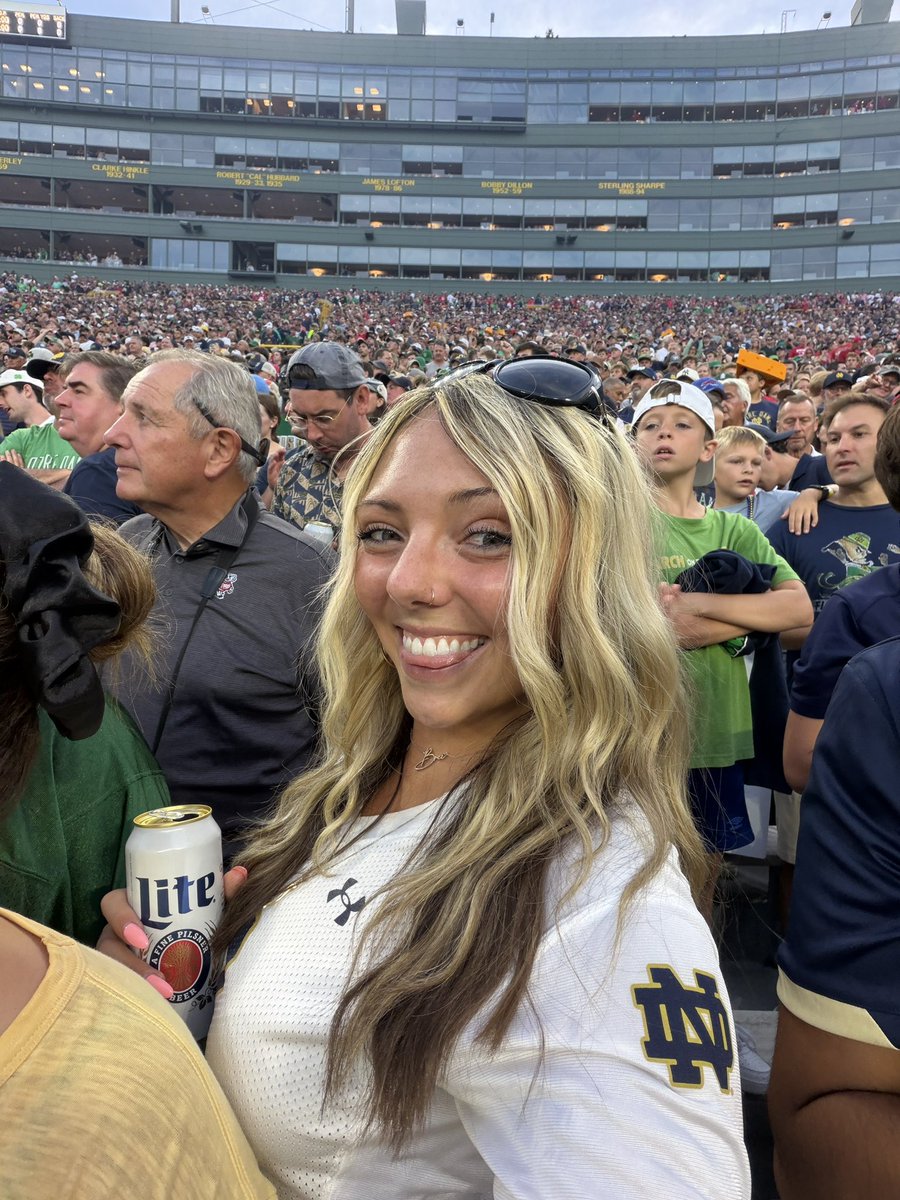 breedelio's tweet photo. Lambeau I’m inside you https://t.co/S8ThhJA0CT