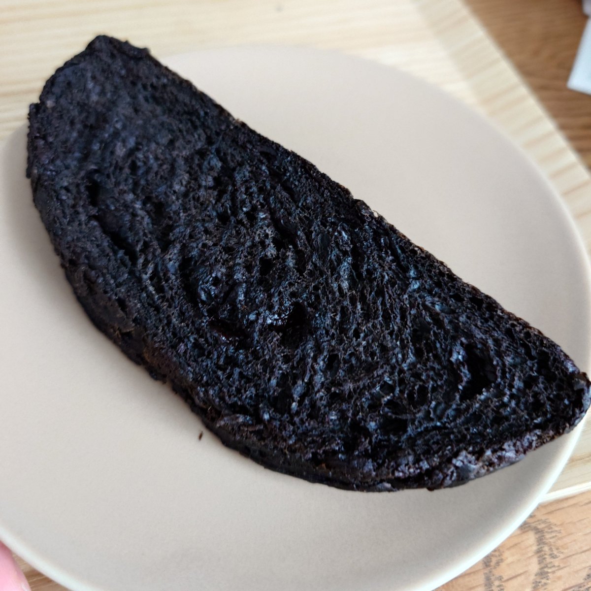 sky_seru's tweet photo. これは、先日焦がしたさつまいものクロワッサン🍠🥐

そしてこっちは、どう見ても炭にしか見えないほど真っ黒なパン(ココア生地にチョコ練りこんである美味い)
※少し焦げ味だったのでやっぱり焦がしたぽい https://t.co/PFoB3tieXf