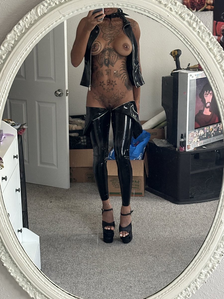 Ponieride's tweet photo. Getting undressed for u https://t.co/P9Fn8aFxz1