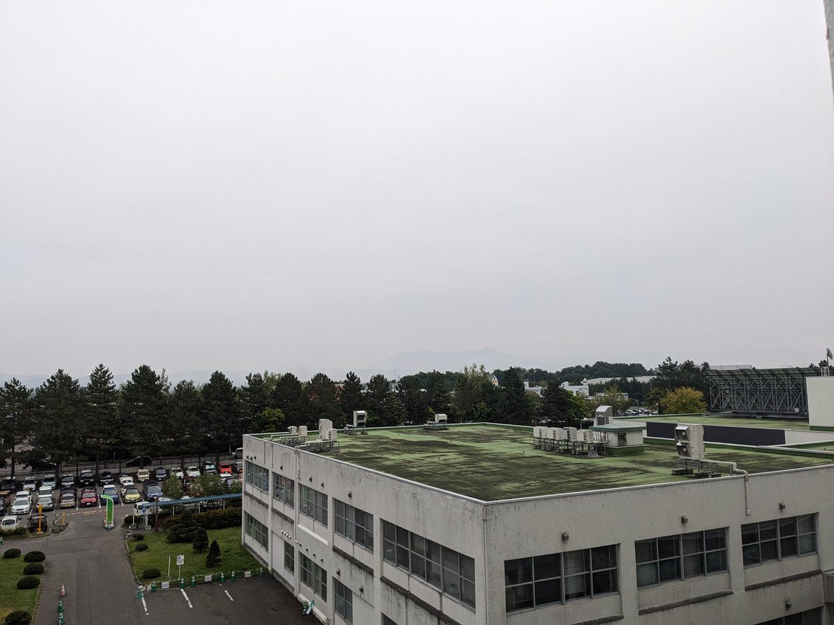 aumganka's tweet photo. おはようございます！今朝の旭川医大からの景色です。霧で山のシルエットがかすんでいます。天気🌧20→23度湿度61％夜から雨が降るそうです。先週末は天気が良く駅前で開催されたベトナムフェスティバル旭川が大盛況でした📯ベトナム屋台が行列になっておりました　＃旭川医大 ＃眼科 ＃旭川 ＃フェス https://t.co/s2zcGZkJ1D