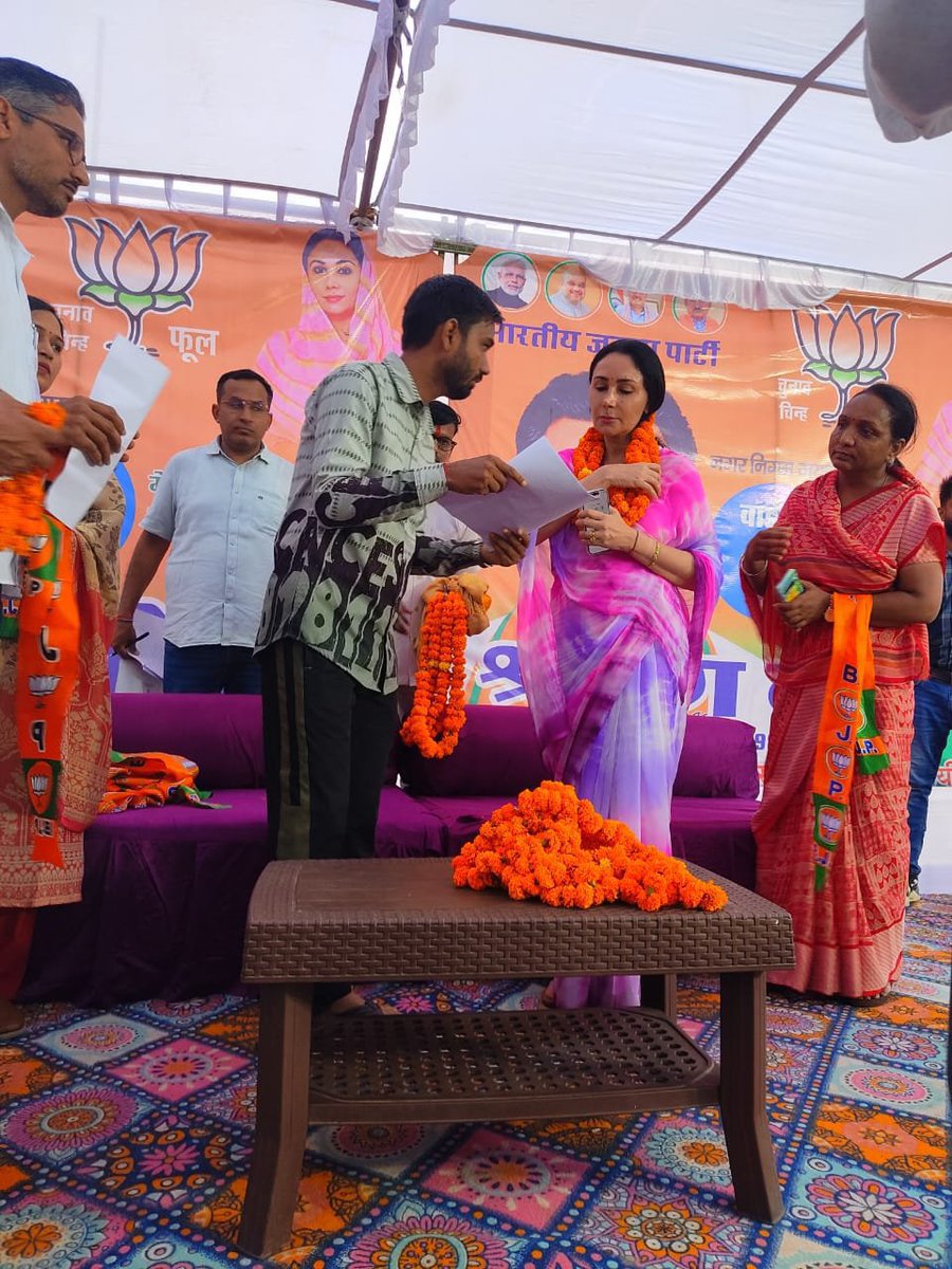 DRBABAL01's tweet photo. माननीय उपमुख्यमंत्री श्री मति @KumariDiya जी को युवा साथियों ने  वन ईयर वेटिंग नियम को सभी प्रक्रियाधीन भर्तीयो में लागू करने ओर खासकर चतुर्थ श्रेणी भर्ती में लागू करवाने हेतु ज्ञापन दिया।
#1yearwaitingrule_लागू_करो https://t.co/eaXI6B0fJv