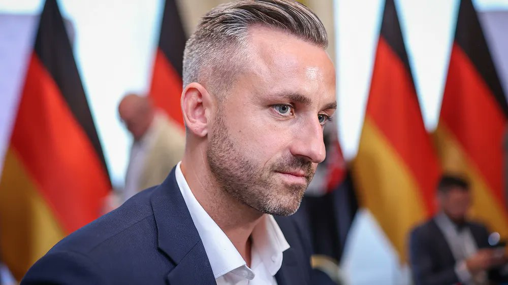 joseirazabal's tweet photo. Ulrich Siegmund, de 35 años, exvendedor de aromatizantes para ambientes,  se convertirá en el primer político de extrema derecha en gobernar un estado alemán desde el restablecimiento de la democracia en dicho país... de esto hace casi 80 años. https://t.co/vEh5pUvPmo