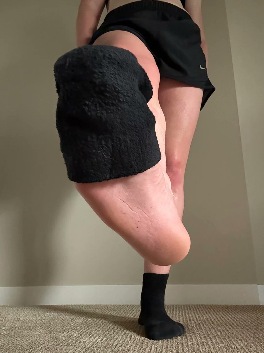 Prettyfeetonly3's tweet photo. "Close your eyes mouth open and inhale deeply"  🤣 ~ Reddit: Barebeauty_11 https://t.co/Bh4nHZtexQ https://t.co/IEReuCgKQ2