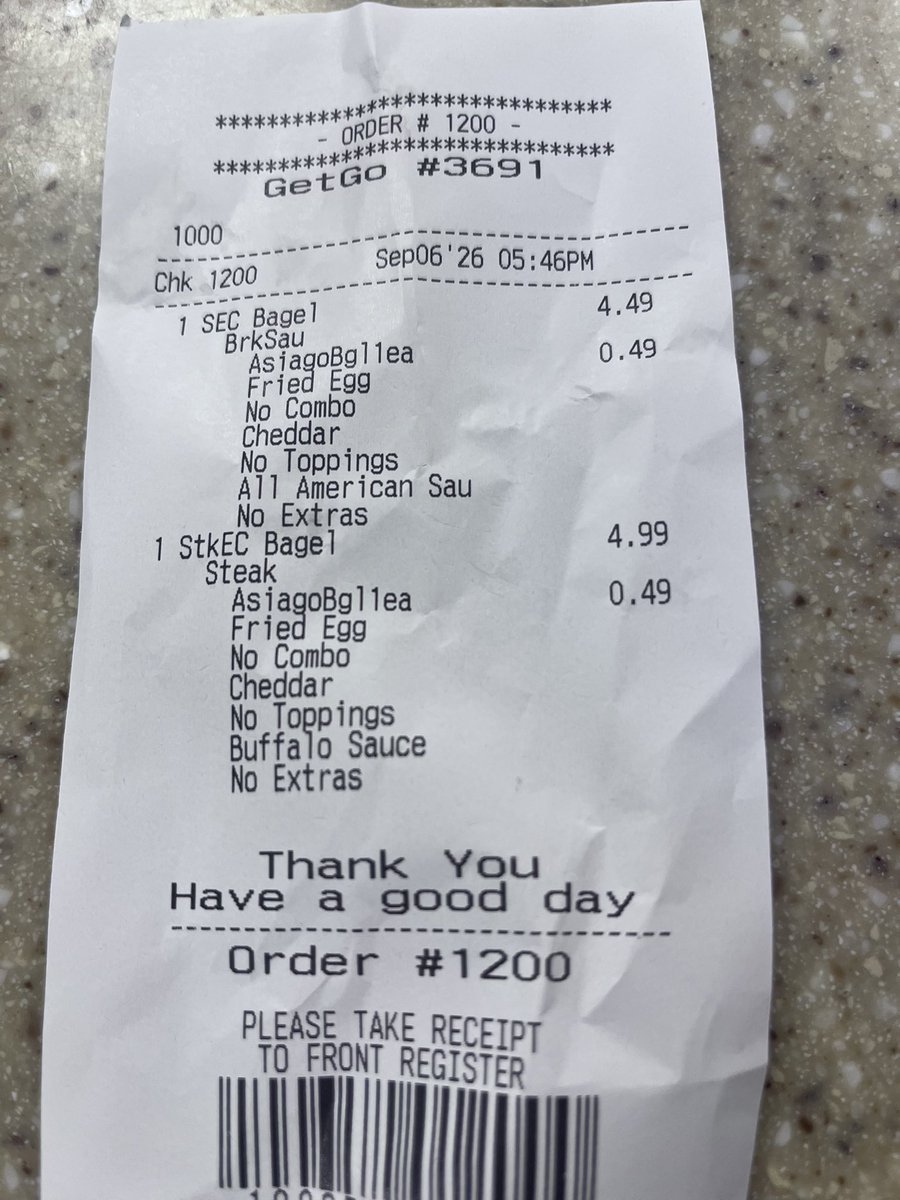 pskank332's tweet photo. Hey @getgo / @kroger why was I charged an extra $0.49 per sandwich when the screen didn't say anything? It lists the up charge on the other toppings/double meat and cheese... seems like you owe me $0.98! https://t.co/gdRrPFwVN2
