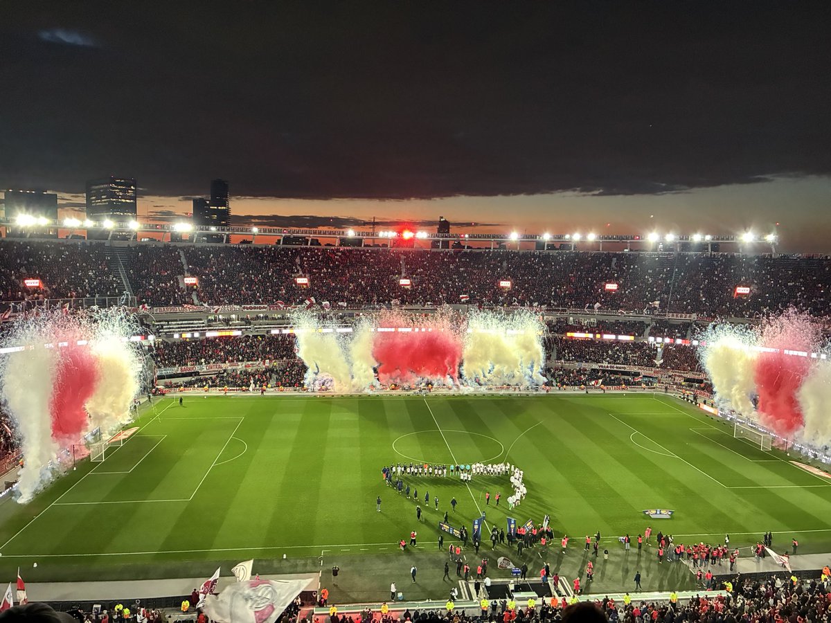 DataRiver's tweet photo. ⚪️🔴⚪️ GANÓ RIVER

Muy buen partido del millonario. Victoria clara por 3 a 1. 
Deslumbra jerarquía en el ataque. Se van afianzando las sociedades y transiciones. 
Resta mejorar la defensa, siempre le queda una clara al rival. 

⚽️Montiel p
⚽️Galván 
⚽️Galván 

#River #RiverPlate https://t.co/O2wGkNEPC5