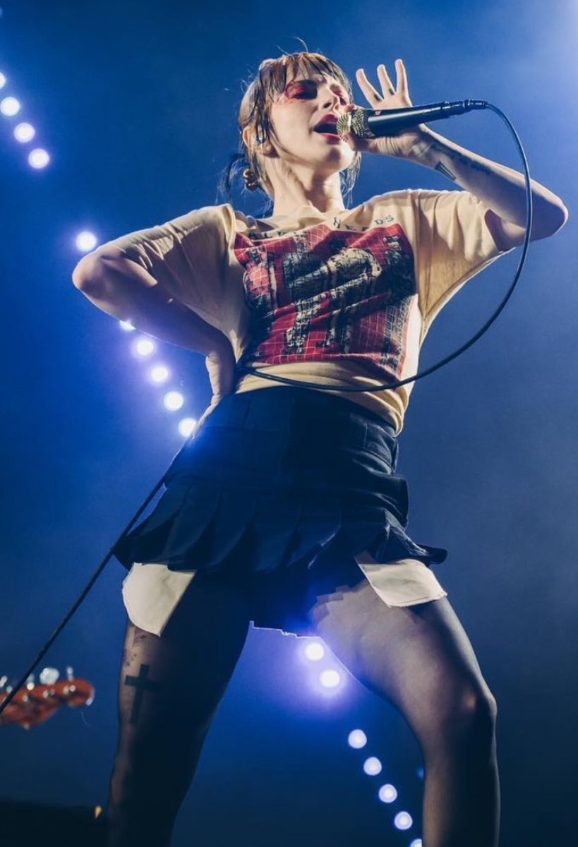 enviousirises's tweet photo. hayley wearing a band tee + skirt is my favoriteeee stage outfit combo https://t.co/kL7Id35WYf