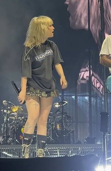 enviousirises's tweet photo. hayley wearing a band tee + skirt is my favoriteeee stage outfit combo https://t.co/kL7Id35WYf