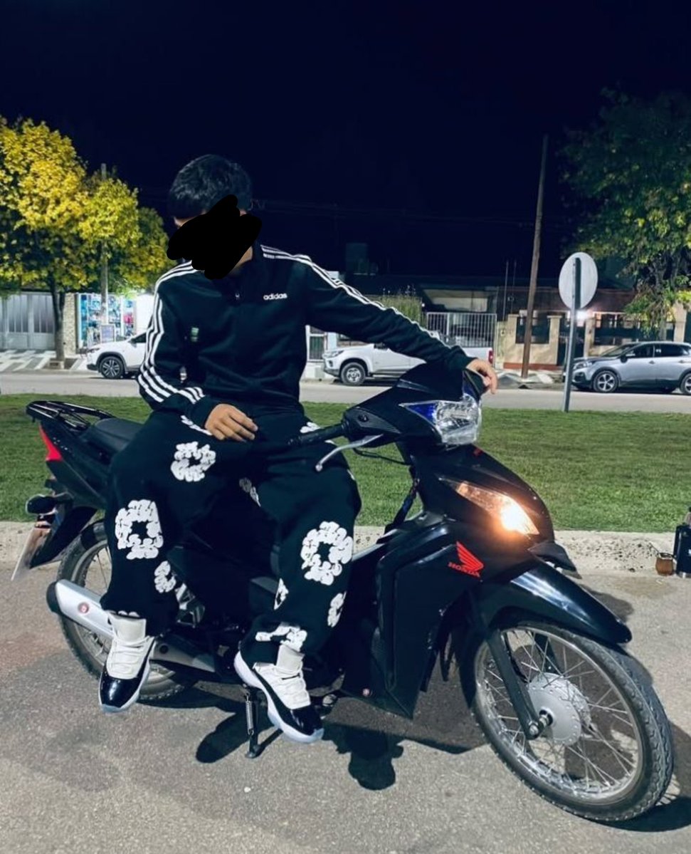 spiderond9's tweet photo. Au #Julienzo
 Dónde Julián sale a tomar mates con sus amigos a la plaza y las motos no dejan de molestar 

O 

Dónde Enzo va como todas las tardes a hacer wheelie con la moto y queda embobado con un cheto que lo está bardeando https://t.co/3wfiAuBhQ7