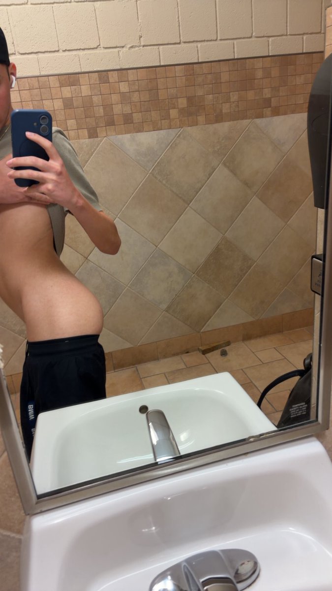 SmoothTwink06's tweet photo. Fuck a twink in the bathroom? #chudai #wataa https://t.co/x0YL3wPxZk