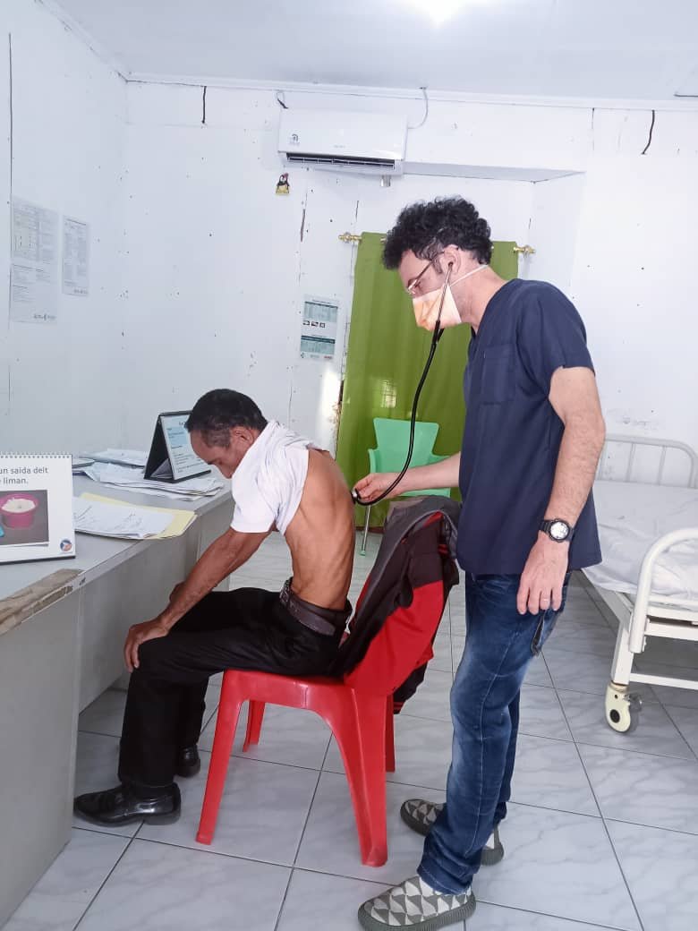 CubacooperaTLli's tweet photo. El Dr. Irovys Vázquez, Esp en MGI de la #BMCTL🇨🇺🇹🇱 en el municipio #Liquiçá brindando asistencia médica y tratamiento de excelencia a paciente con EPOC descompensada. #CubaCoopera #CubaNoSeRinde https://t.co/sNTSLGtEBW