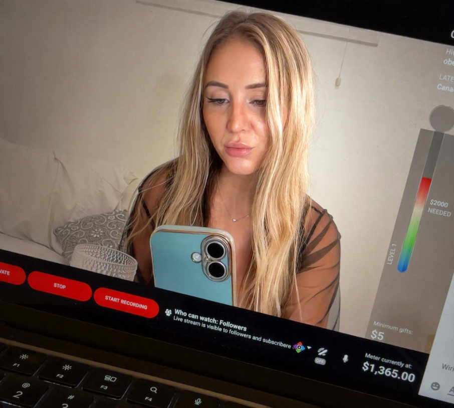 Adore_AmberX's tweet photo. Draining you is my favourite pastime 🖕🏼💋
#findom #loyalfans #domme https://t.co/p7ZRei9UYj