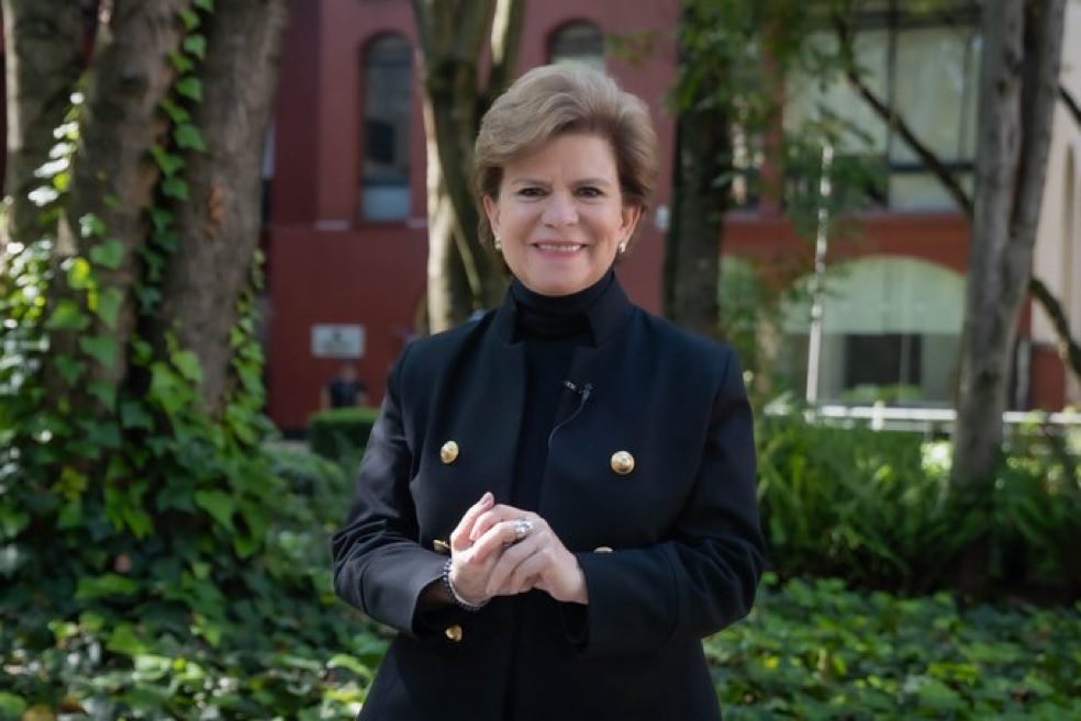 fcarrilloflorez's tweet photo. Se nos fue Liliana Caballero. Su memoria prevalecerá  pues además de ser la mayor autoridad en función pública en Colombia y una inigualable Procuradora, fue un referente de probidad pública en medio del derrumbe ético que ella tanto combatió. Que falta la que nos va a hacer! https://t.co/LiyAlja3jS